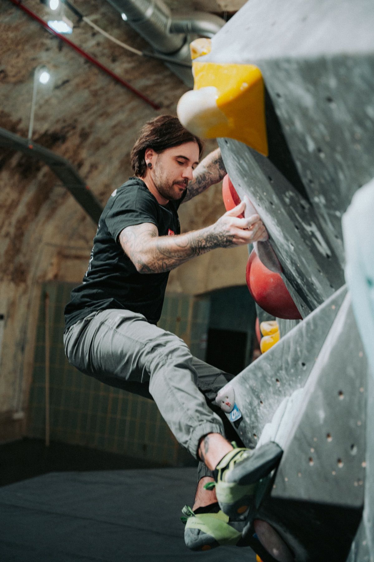 Kletterer an der Boulderwand bei einem Creative Climbing Event